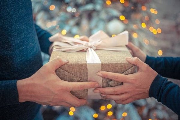 10 Idées de Cadeaux à Petit Budget Qui Font Grande Impression