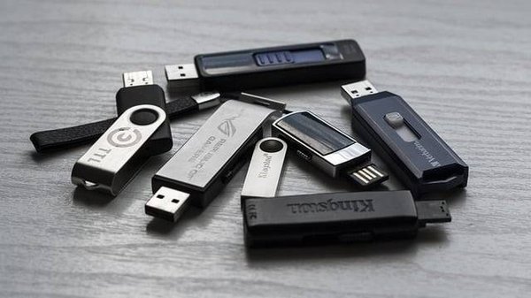 10 Idées de Cadeaux High-Tech à Petit Prix pour Surprendre Sans Se Ruiner